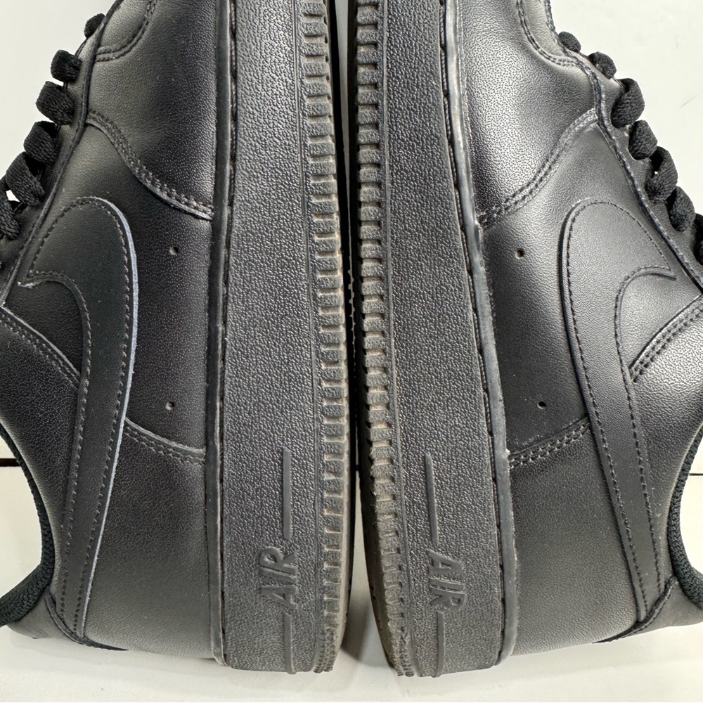 Men’s size 9.5 Nike Air Force 1 low triple black ‘07 classic sneakers popular og - Picture 9 of 11